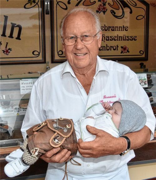 Treffen der Generationen: Der zwei Monate alte Nino junior liegt in den Armen von Mandelbrenner Werner Hermann. Foto Schlecker
