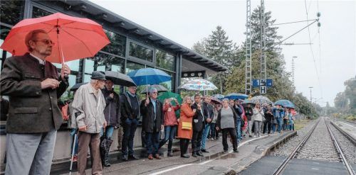 Wann kommt er endlich? Die Kolbermoorer warteten am Eröffnungstag auf die Ankunft eines Meridian-Zuges, der auf den Namen Kolbermoor getauft werden sollte. Obwohl es regnete, kamen rund 400 Interessierte, um sich den Bahnhof anzuschauen.
