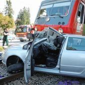 Zug erfasst Auto: Fahrerin überlebt