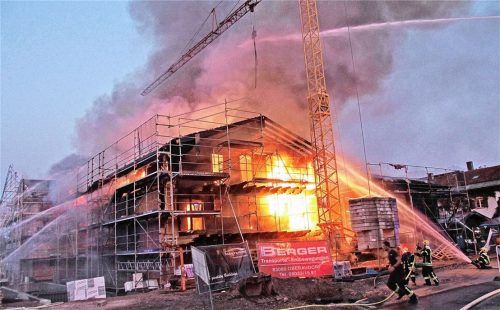 Über drei Millionen Euro sind hier verbrannt: Dieser Neubaukomplex in Oberaudorf wurde total zerstört. Foto reisner