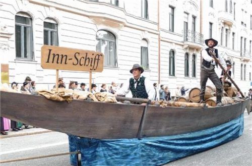 Ungewöhnlicher Anblick in München: Eine Inn-Plätte der Historischen Samergruppe bewegt sich über die Straße. Foto Hötzelsberger
