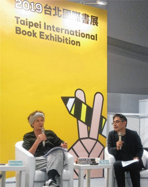 Utopia Toolbox heißt das Zukunftsbuch der gleichnamigen Organisation und befasst sich vielschichtig mit der Frage „Wie wollen wir künftig leben?“ Juliane Stiegele (links) stellte es zusammen. Das Buch wurde ins Chinesische übersetzt und in Taipeh vorgestellt. Foto  Utopia Toolbox org.