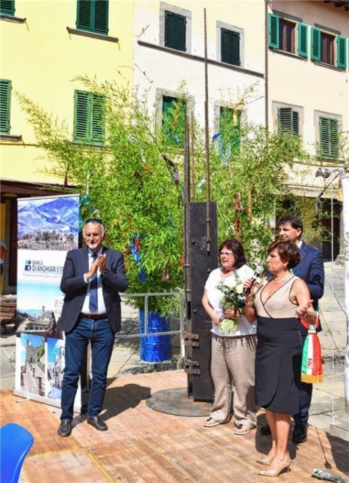 Vincenzo Ceccarelli (Vertreter der Region Toskana), Walter Stills Lebensgefährtin Monika Gerbig, Nicolo Calieri (Bürgermeister Pratovecchio-Stia) und Maria Gemma-Bendoni (Präsidentin des Organisations-Komitees) bei der Enthüllung der Skulptur. Fotos  Hephaistos