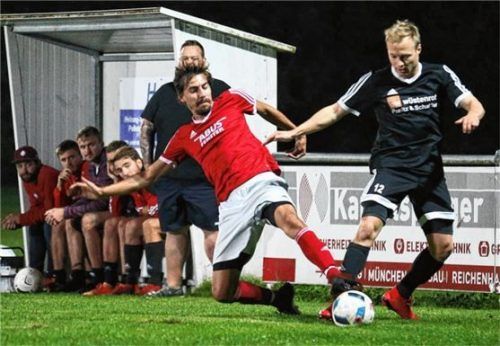 Voller Einsatz von Tüßling-Teisings Michael Langenecker gegen den Inzeller Michael Schaffler (rechts).Foto Zucker