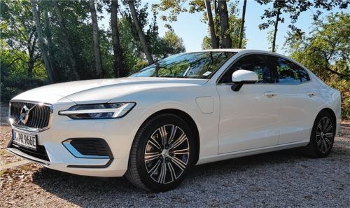 Volvo bietet die Limousine S60 nur in den höherwertigen Ausstattungen an, sodass das Modell stets über eine umfangreiche Serienausstattung verfügt. Foto ampnet/Frank Wald