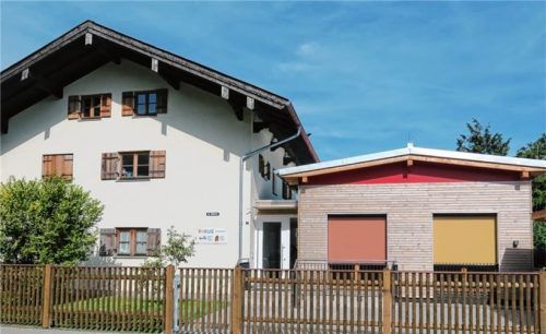 Von einer Spielgruppe und Mittagsbetreuung auf engstem Raum in 20 Jahren zum „Haus für Kinder“ mit Kreativhaus (rechts): Die „Villa Familia“ des Vereins Fokus-Familiennetzwerk. Foto  Archiv Baumann