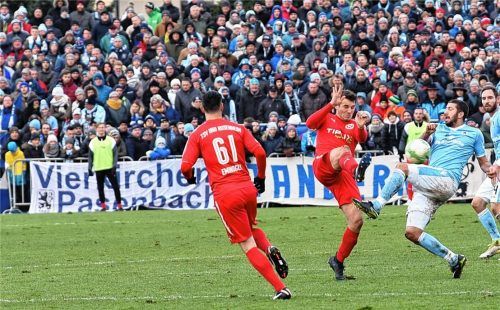 Vor knapp zwei Jahren gastierten die Münchner Löwen zuletzt im Jahnstadion und der Zuschauerandrang zum Punktspiel der Regionalliga Bayern war riesig. Das Bild zeigt Georg Lenz mit Löwen-Torjäger Sascha Mölders. Foto  Ziegler