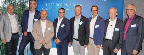 Vor zahlreichen Unternehmern aus der Region nahmen an einer Podiumsdiskussion zu den wirtschaftlichen Perspektiven des Standorts Töging teil (von links): Altöttings Berufsschulleiter Carlo Dirschedel, Johannes Demmelbauer, Georg Senftl, Markus Saller, Dr. Tobias Windhorst, Dr. Martin Huber, Norbert Maier und Klaus Schöler (Verbund). Foto  Becker