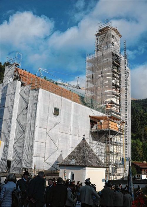 Voraussichtlich bis zum Beginn des Winters werden Kirche und Turm noch verhüllt bleiben.Foto Rehberg