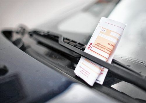 Weil eine Mitarbeiterin der Caritas-Sozialstation im Einsatz einen Strafzettel wegen Falschparkens bekam, regte Stadträtin Annemarie Deschler an, Ausnahmegenehmigungen zu erteilen. Dafür ist laut Auskunft der Stadt die Straßenverkehrsbehörde im Landratsamt zuständige Anlaufstelle.Foto  DPa