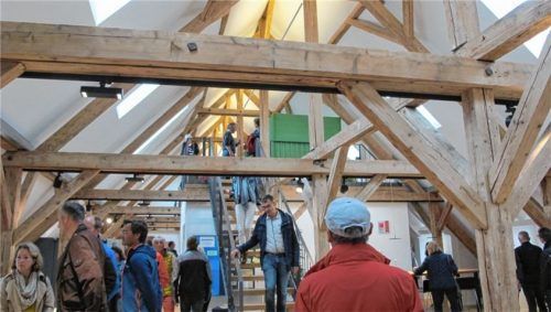 Weit über 100 Personen verschafften sich in der ehemaligen Papierfabrik Niedermayer einen Eindruck von den sanierten Räumlichkeiten. Foto Heuser