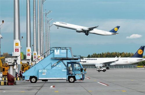 Wenn es um das Thema Urlaub geht, lassen sich die Reisenden ungern ins Gewissen reden. Der Flughafen München hatte zur Hauptreisezeit in den Sommerferien sieben Millionen Fluggäste erwartet, die in mehr als 53000 Flügen in ihre Ferien aufgebrochen sind. Von Flugscham redet in den Waldkraiburger Reisebüros keiner. Foto  dpa