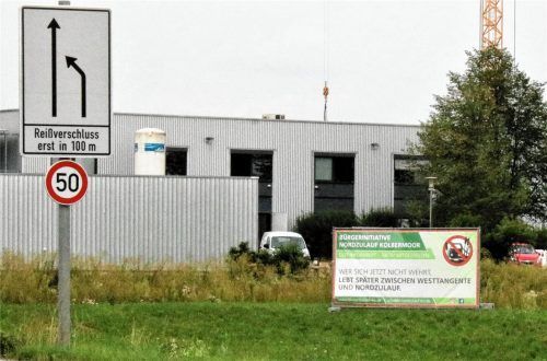 „Wer sich jetzt nicht wehrt, lebt später zwischen Westtangente und Nordzulauf“, so lautet die Aufschrift eines Banners an der Staatsstraße, aufgestellt von der Bürgerinitiative „Nordzulauf Kolbermoor“. Foto Riediger