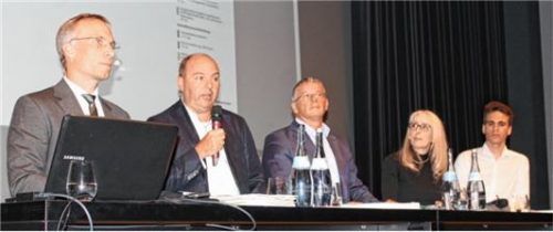 Wie soll die Entwicklung der Stadt Waldkraiburg aussehen? Darüber diskutierten Bürgermeister Robert Pötzsch (von links), Werner Meisenecker, Joachim Mayer, Irmi Pöschl-Moser und Dennis Uzon. Foto  Lohmann