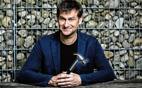 Will die Welt neu sortieren: Michael Altinger stellt den zweiten Teil seiner Kabarett-Trilogie vor.Foto Martina Bogdahn