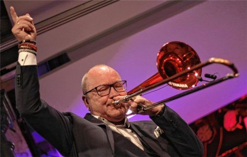 Wo ist das Niveau? Dort oben. Mindestens. Nils Landgren präsentierte sich im Mühldorfer Haberkasten nicht nur als exzellenter Posaunist, sondern auch als charmanter Entertainer und Sänger.Foto Enzinger