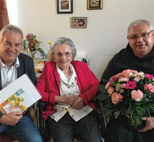 Zu den Gratulanten von Anna Fauska gehörten Bürgermeister Peter Böck (links) und Pater Paul. Foto re