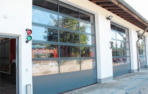 Zwei Jahre haben die An- und Umbauten am Feuerwehrhaus in Aschau gedauert, am Samstag findet die Einweihung statt. Gefeiert wird aber auch bei der Jugendfeuerwehr, denn die gibt es seit 45 Jahren. Foto  lohmann