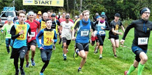 130 Teilnehmer liefen trotz nasskalter Witterung beim Zellerreiter Herbstwaldlauf.