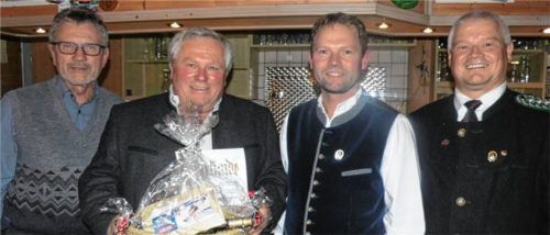 20 Jahre stand er an der Spitze der Alt und Jung Schützen: Jetzt wurde Sepp Langreiter (Zweiter von links) zum Ehrenvorstand ernannt. Bürgermeister Jakob Bichlmaier (von links),Vorsitzender Hans Haider junior und Gauschützenmeister Erich Jungwirth nahmen den Ehrenvorstand Sepp Langreiter in ihre Mitte. Foto fill