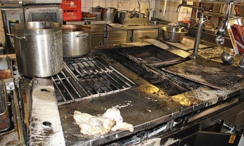 500 Gäste hatten für den Kirchweihsonntag reserviert und Gänse- oder Entenbraten vorbestellt. Und plötzlich stand der Ofen in der Küche des Gasthauses Bichler in Ramerberg in Brand.Fotos Barth