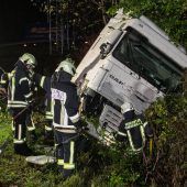 Lkw-Fahrer landet in der Böschung