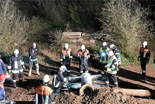 Mitten auf der Strecke wurde ein „Verletzter“ unter einem Betonrohr geborgen. Die Mitglieder der Nachwuchsfeuerwehren (außen herum) beobachteten die Handgriffe sehr genau.Fotos Unterforsthuber