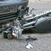 Autofahrerin nimmt Moped die Vorfahrt