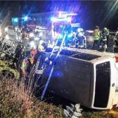 Kleinbus überschlägt sich