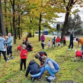 Kinder pflanzen fürs Frühjahr