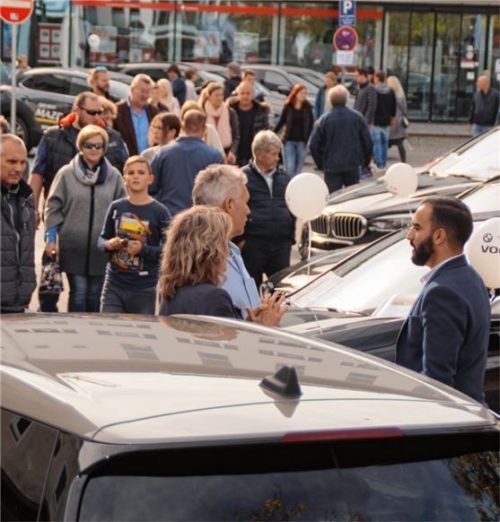 Die Autoschau lockte die Leute in Scharen in die Waldkraiburger Innenstadt. Heuer hatte es im Vorfeld im Kommunikationsgefüge zwischen Stadt und Aktionsgemeinschaft geknirscht. Die Folge: Die Schau ist geplatzt und damit auch der verkaufsoffene Sonntag am 17. Oktober.Foto  Grundner/Archiv