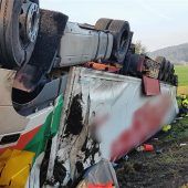 Lkw kommt von der Autobahn ab und überschlägt sich