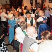 Volkstanzfreunde tanzen ins Saisonende