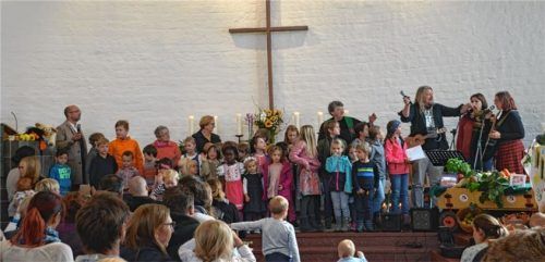 Alle Mädchen und Buben des „Haus für Kinder“ traten als Chor auf und sangen für die Gemeinde die eingeübten Danklieder.