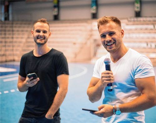 Als Elftklässler haben Alex Giesecke (rechts) und Nico Schork ihre eigene Lernhilfe-App „Simpleclub“ gegründet. Heute sind sie Youtube-Stars und Vorbilder für junge Unternehmensgründungen und kommen nach Kolbermoor ins Kesselhaus.Foto re