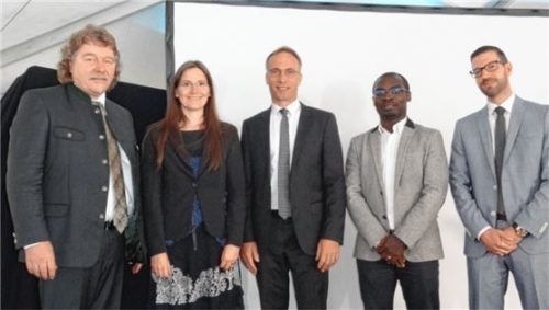 Am Rande des Festgottesdienstes (von links): Pastor Bruno Gasper aus Graz, ehemaliger Gemeindereferent in Waldkraiburg, Anita Leonhardt, Pfarrerin der evangelisch lutherischen Kirche, Bürgermeister Robert Pötzsch, Patrick Chedjou-Singhe und Pastor Benjamin Klammt.Fotos meier