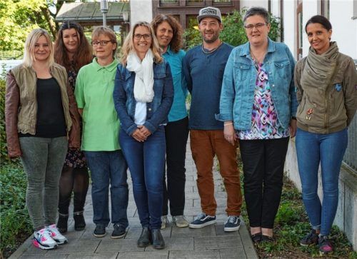 Am „Runden Tisch“ zum Thema Ernährung trafen sich (von links) Daniela Suljic (Kindergarten Kirchdorf), Alexandra Engl und Petra Wenhardt (Kinderhaus Arche Noah), Barbara Baumgartner (Köchin), Vivien Mrkwitschka (Ernährungsberaterin), Veronika Fluhrer (Kindergarten Rechtmehring), Franz Mair (Metzger) und Sabine Materna (Verwaltungsleitung).