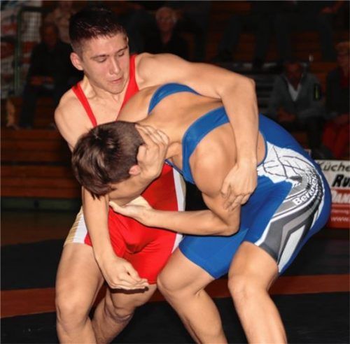 Andreas Dik (rotes Trikot) steuerte einen Sieg für den TV Traunstein bei.Foto Wittenzellner