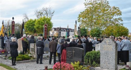 Angeführt von der „Wasener Musi“ und über zehn Fahnenabordnungen, bewegte sich der Trauerzug zur letzten Ruhestätte von Ludwig Kalhammer. Foto Sedlbauer