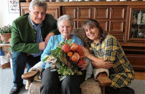 Anna Scholz und Tochter Annemarie freuten sich über den Besuch von Bürgermeister Bernd Fessler zum 90. Geburtstag. Foto greiner