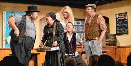 „As Glück is a Matz“ – doch jeder ist seines Glückes Schmied mit a bisserl himmlischer Nachhilfe. Frei nach Johann Nestroys „Lumpazivagabundus“ begeistert die Pflegerbühne im Theaterstadl in Lohen bei Schechen.Foto  Sieberath