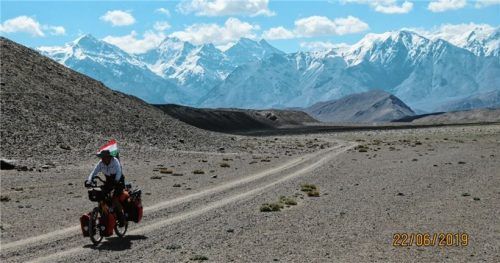 Atemberaubende Kulisse: „Hoamzua-Radler“ Christoph Mayer im Pamirgebirge.