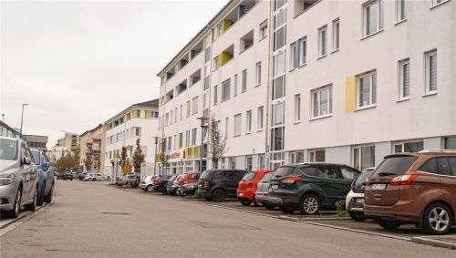 Auch der Ausbau und die Neugestaltung der Kirchenstraße im Zuge der Errichtung der Ärztehäuser durch die Wohnungs- und Siedlungsgenossenschaft Waldkraiburg ist von der neuen Rechtslage in Sachen Straßenausbaubeiträge betroffen. Die Stadt will für entgangene Beiträge eine Erstattung vom Freistaat beantragen. Foto  Grundner