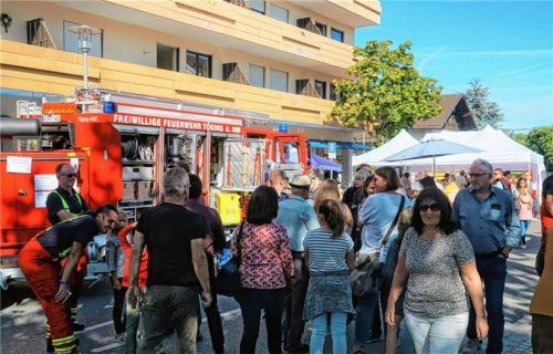 Auch die örtlichen Vereine, wie hier die Feuerwehr, nutzten den verkaufsoffenen Sonntag, um mit interessierten Kindern in Kontakt zu kommen.Fotos becker