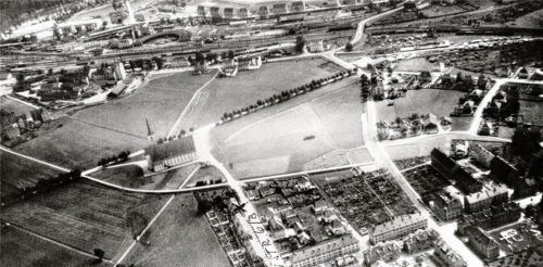 Auf freiem Feld stand die Christkönigkirche in Rosenheim. Mit den Jahren rückte die Bebauung mehr und mehr an das Gotteshaus heran.Foto Ziegler