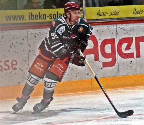 Auf Verteidiger Maxi Vollmayer und seine Mitspieler wartet gegen Deggendorfs Offensiv-Power viel Arbeit. Foto  Ziegler