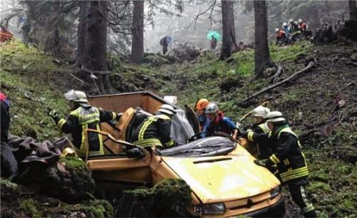 Aus dem verunfallten Wagen mussten die Einsatzkräfte eine eingeklemmte Person befreien.