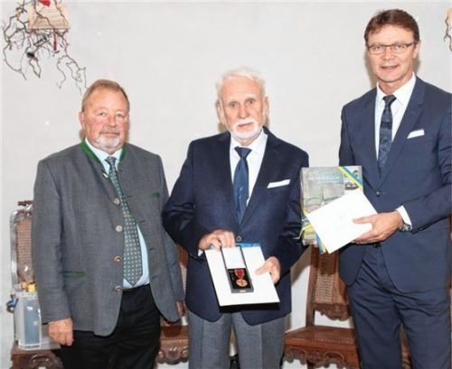 Ausgezeichnetes Engagement: Stellvertretender Landrat Josef Huber (links) und Priens Bürgermeister Jürgen Seifert (rechts) gratulieren Lothar Demps.Foto re