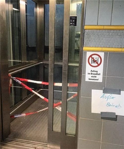 Außer Betrieb: Die Fahrstühle am Bahnhof Kiefersfelden sollen nun erneuert werden, wie die Deutsche Bahn ankündigt. Bis dahin bleiben sie gesperrt.Foto Gruber