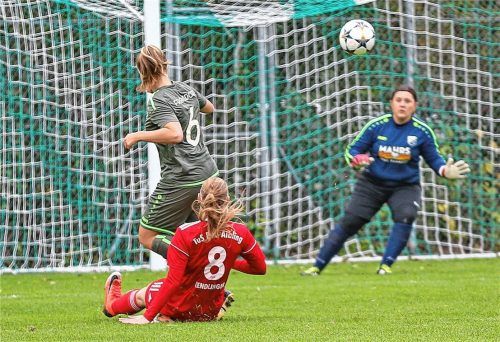 Bad Aiblings Doppeltorschützin Lena Grabmeier (8) erzielt mit einem Heber das 1:0. Foto  Habermann